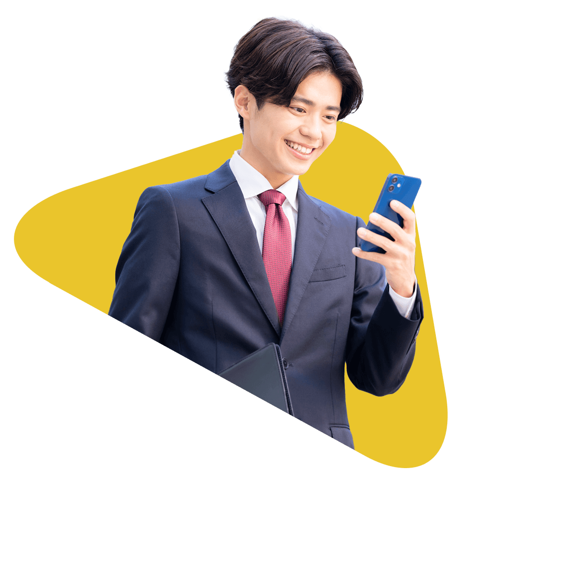 男性が笑顔でスマートフォンを見ている様子