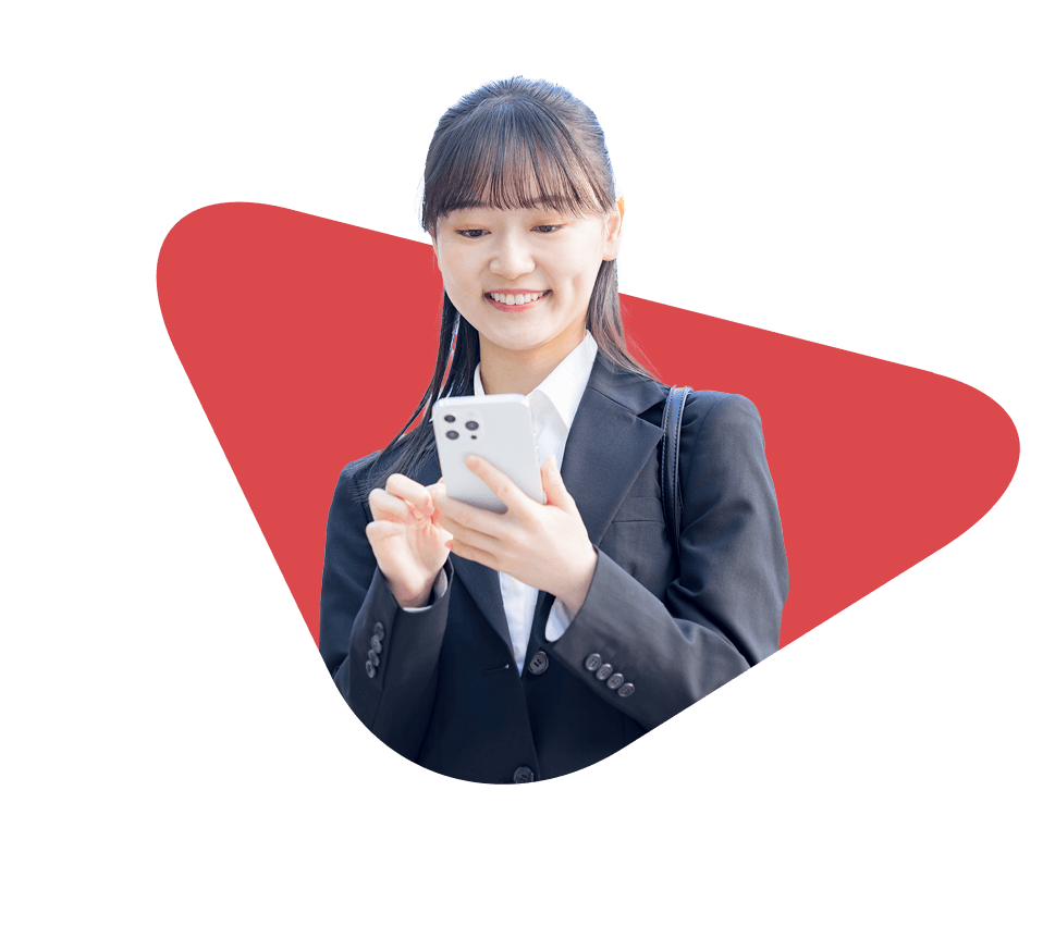 女性が笑顔でスマートフォンを見ている様子