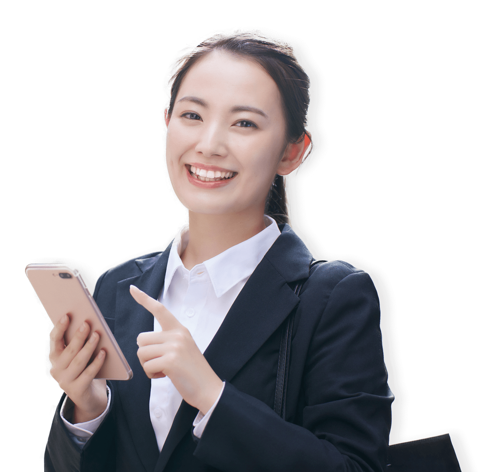 スーツを着ている女性が、スマートフォンを操作しながら満面の笑みを浮かべている様子